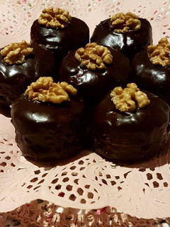 Una foto de Alfajores de chocolate y nuez al café. ¡Bañados!