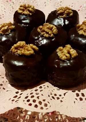 Una foto de Alfajores de chocolate y nuez al café. ¡Bañados!