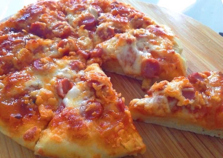 Pizza with bolognese sauce