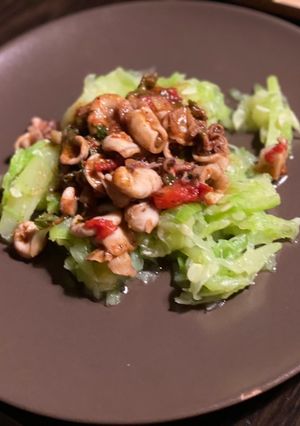 Friss Tintahal cukkiniágyon recept fotója