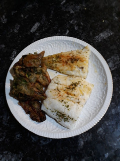 Una foto de Bacalao a la plancha con pimientos en tempura