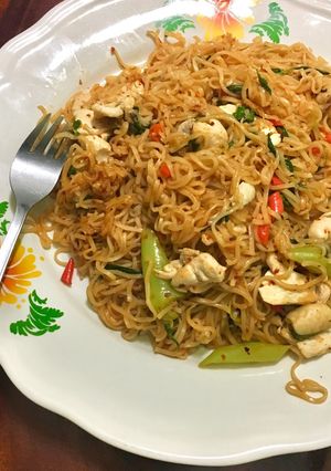 รูปของ ผัดมาม่ากระเพราไก่ 🍜🥢🐔