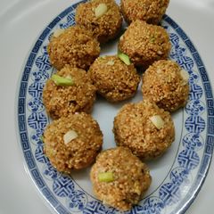 A picture of Wheat Dahlia Laddu.
