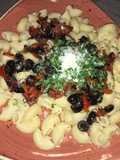 Coditos con pimiento caramelizado y aceitunas negras