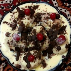 A picture of Chocolate balls in custard.