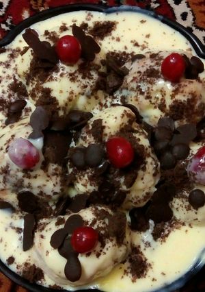 A picture of Chocolate balls in custard.