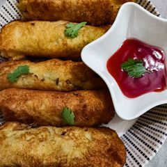 A picture of Potatoes & chicken bread roll.