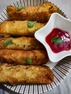 A picture of Potatoes & chicken bread roll.