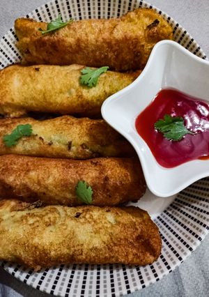 A picture of Potatoes & chicken bread roll.