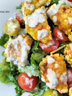 Foto principal de Ensalada con nuggets de pollo y salsa gorgonzola