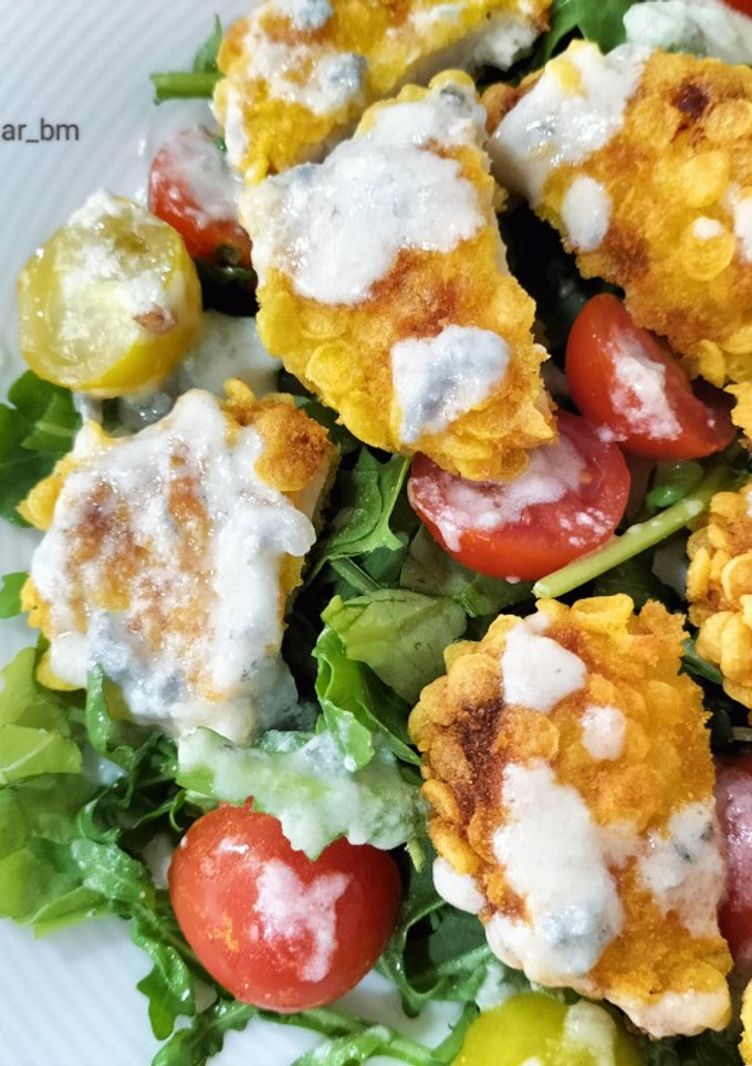 Una foto de Ensalada con nuggets de pollo y salsa gorgonzola