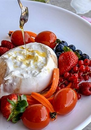 Foto di Burrata pugliese al miele con frutta e verdura caramellata🍠🍅🍓