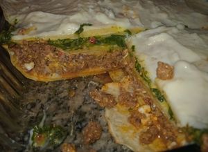 Una foto de Lasaña 2 Rellenos: Espinaca con Salsa Blanca y Carne Picada