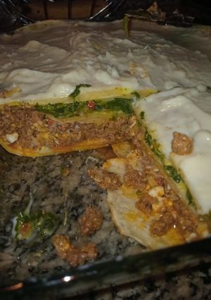 Una foto de Lasaña 2 Rellenos: Espinaca con Salsa Blanca y Carne Picada