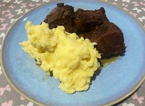 Foto principal de Carrillada de cerdo con reducción Pedro Ximénez y patatas hasselback o puré (Thermomix - AirFryer)