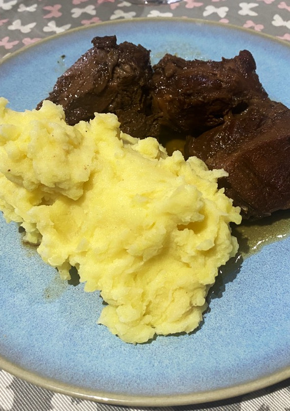 Una foto de Carrillada de cerdo con reducción de Pedro Ximénez y patatas hasselback (Thermomix y AirFryer)