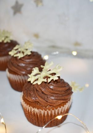 Mézeskalács muffin (narancsos töltelékkel, csokikrémmel) recept fotója