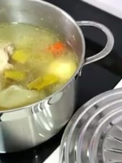 Una foto de Caldo de sopa de pollo