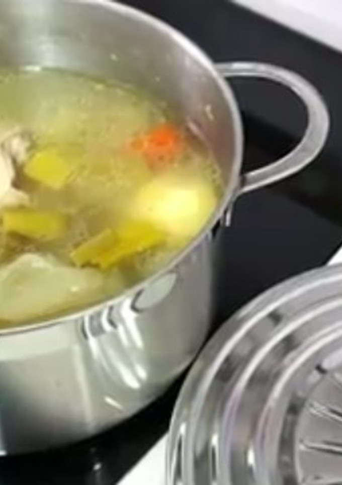 Una foto de Caldo de sopa de pollo