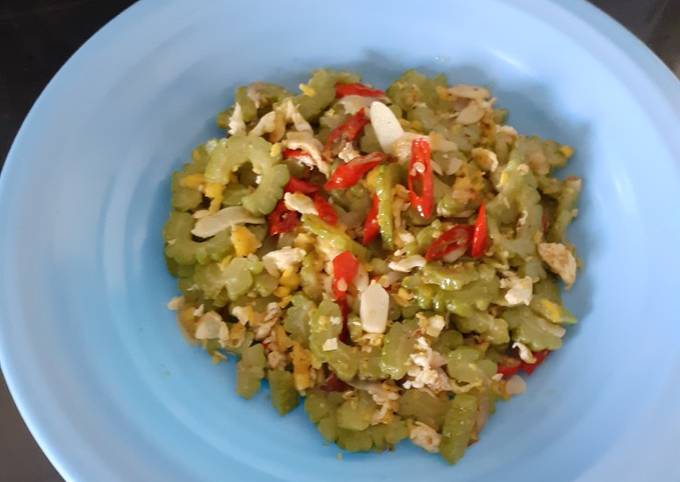 Ini dia! Cara  memasak Oseng pare + telur ala anak kost  istimewa