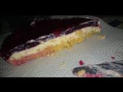 Una foto de cheesecake con cerezas