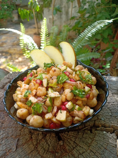 A picture of Kabuli Chana apple salad.