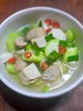 Sup oyong dengan baso ikan, tahu dan Jamur Merang