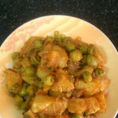 A picture of Aloo matar.