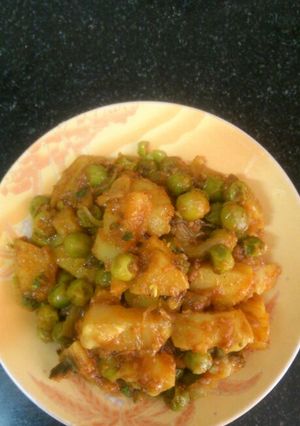 A picture of Aloo matar.