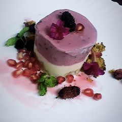 A picture of Mulberry cheescake.