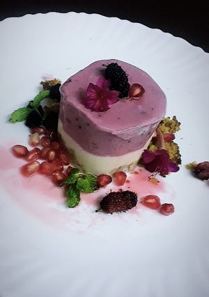 A picture of Mulberry cheescake.