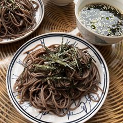 A picture of ざる蕎麦 (zaru-soba).