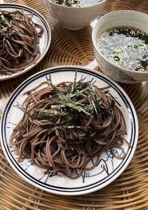 A picture of ざる蕎麦 (zaru-soba).