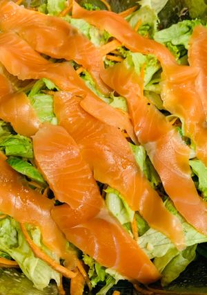 Hình của món Salad cá hồi sốt sữa chua dễ không tưởng.