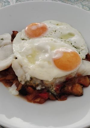 Una foto de Pisto con merluza y huevos Thermomix