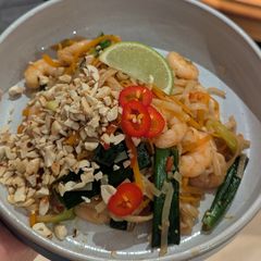 A picture of Chilli jam Pad Thai with Prawns and Cashews.