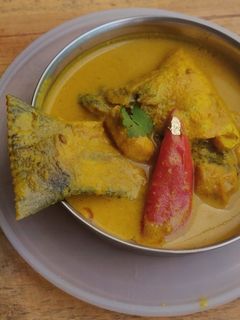 सिंगापूर मलय स्टाईल फिश करी (singapore malay style fish curry recipe in marathi) रेसिपी चे मुख्य फोटो