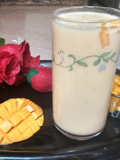મેંગો લસ્સી (Mango lassi recipe in gujrati) રેસીપી મુખ્ય ફોટો