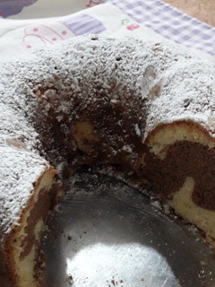 Una foto de Torta marmolada súper esponjosa ♡