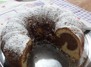 Una foto de Torta marmolada súper esponjosa ♡