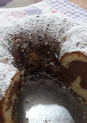 Una foto de Torta marmolada súper esponjosa ♡