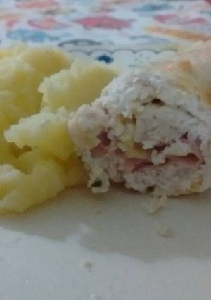 Una foto de Arrolladitos de pollo rellenos de jamón y queso