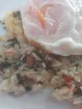 Arroz con espinaca y huevo frito