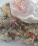 Arroz con espinaca y huevo frito