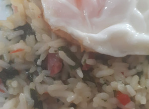 Una foto de Arroz con espinaca y huevo frito