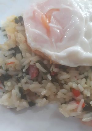 Una foto de Arroz con espinaca y huevo frito