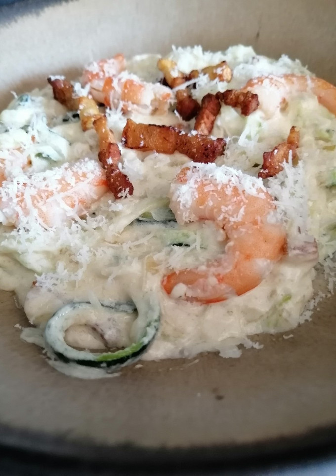 Una foto de Espaguetis de calabacin con bacon y langostinos