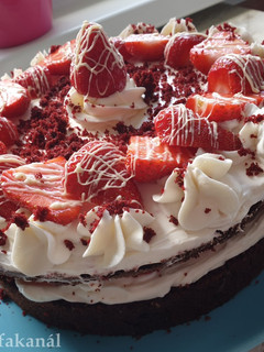Epres fehércsokoládés-mascarponés vörösbársony torta recept fotója