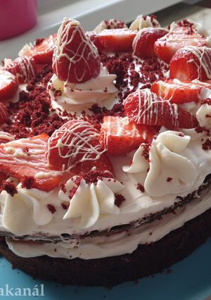 Epres fehércsokoládés-mascarponés vörösbársony torta recept fotója