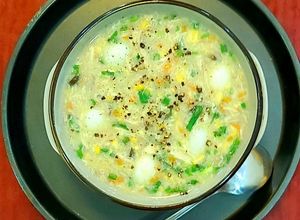 Hình của món Súp gà, nấm rơm.